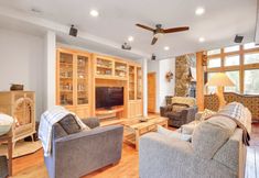 其他 6 Peaceful Rhododendron Cabin w/ Fire Pit & Hot Tub!