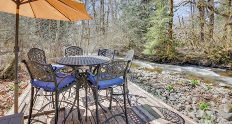 其他 2 Peaceful Rhododendron Cabin w/ Fire Pit & Hot Tub!