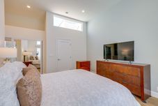 其他 Sleek Oxnard Townhouse w/ Balconies: Walk to Beach