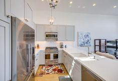 其他 6 Sleek Oxnard Townhouse w/ Balconies: Walk to Beach