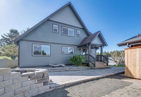 Others Chic Westport Vacation Rental, Walk to Beach!