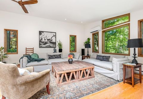 其他 Lush Designer Retreat on Pond Near Rhinebeck