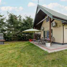 Primary image1Beautiful House With Garden by Renters,雷曼飯店