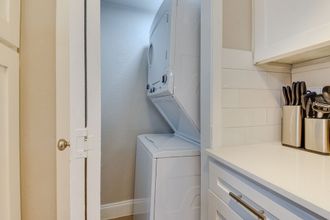 其他 4 Near Stadiums: Grand Prairie Apt w/ Pool Access