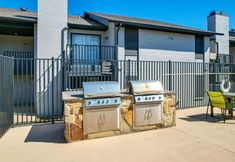 Others 6 Near Stadiums: Grand Prairie Apt w/ Pool Access