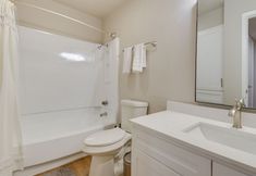 其他 2 Near Stadiums: Grand Prairie Apt w/ Pool Access