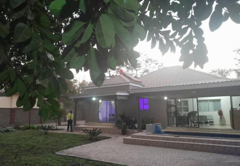 Others Modernly Furnished Standard Room With Queen bed - 2220