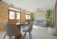 Others 3 w Lively 1BR in Casco Viejo