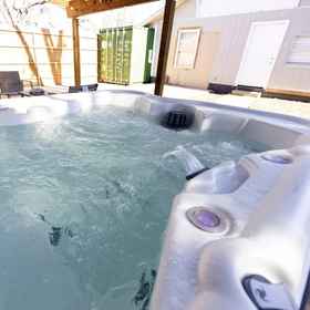 Room 1 Rare Exclusive Retreat Private Hot Tub King Bed, University of Texas at Arlington Hotels