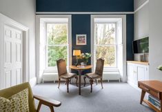 Others 5 Light-filled Period Apartment - Central Bath