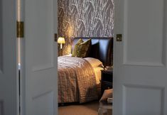 Others 2 Light-filled Period Apartment - Central Bath