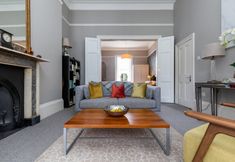 Others 4 Light-filled Period Apartment - Central Bath