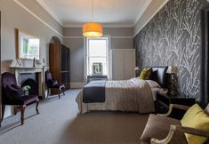 Others 3 Light-filled Period Apartment - Central Bath