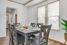 อื่นๆ Charming Home - 2 Mi to Niagara Falls State Park!