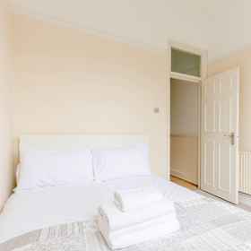 Room 1 Roomy 3BD by Hampstead Heath!, Primrose Hill Hotels