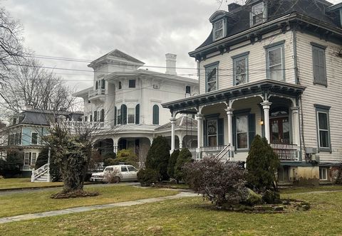 其他 2 Br Victorian Apt 2800 sq ft 2 Floors With Full Kitchen 2 Baths and Laundry