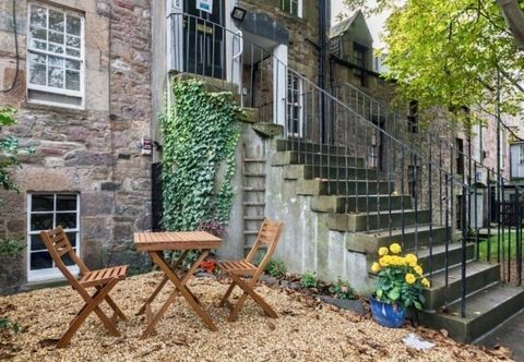 Others Unique two bed Main Door Flat at the Meadows