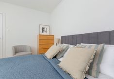 其他 4 Spacious Apartment With Desk by Renters