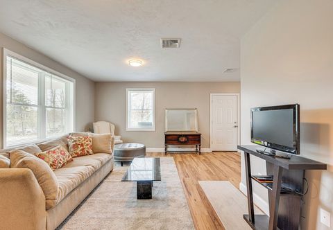Others New Hampshire Abode w/ Mountain Views, Near Skiing