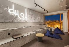 Lainnya 3 Zeus is Loose Hostel