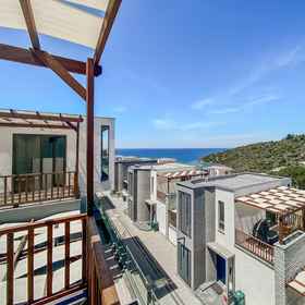 Room1Sea View House w Balcony 3 min to Beach in Milas,米拉斯-博德鲁姆机场飯店