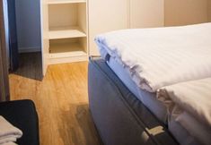 Khác 2 Small House Lake Modern Retreat