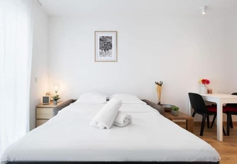 其他 Brand new studio in center