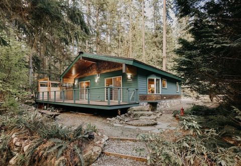 Others 60gs - Pets Ok - Soaker Tub - Deck 2 Bedroom Cabin by RedAwning