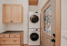 Others 3 60gs - Pets Ok - Soaker Tub - Deck 2 Bedroom Cabin by RedAwning