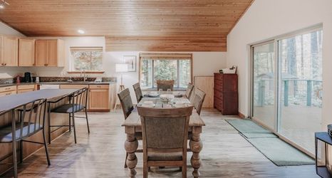 Lainnya 2 60gs - Pets Ok - Soaker Tub - Deck 2 Bedroom Cabin by RedAwning