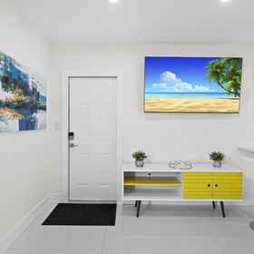 Room 1 ยูโฮสต์ เอไอ 1BR สลีค โมเดิร์น รีทรีต, โรงแรม & ที่พัก Las Olas Riverfront