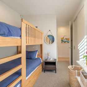 Room 1 Waiata Beach House - Onetangi Beach, Campbells Bay Villas