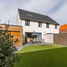 Room 1 Holiday Home With Garden for up to 10 Guests, Statue of Einstein Hotels