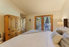 其他 5 37 Kinglet 4 Bedroom Home by RedAwning