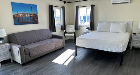 อื่นๆ 2 Dock Street Inn