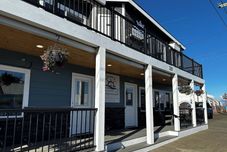 อื่นๆ Dock Street Inn