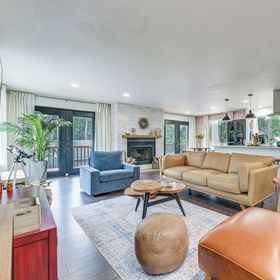 Interior 1 Anderson Island Home w/ Deck: Steps to Lake!, โรงแรม & ที่พัก Washington