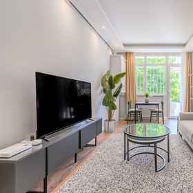 Room1House w Garden 10 min to City s in Beyoglu,Bomonti Residences by Rotana飯店