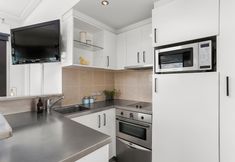 Others 6 Customs Street Apartments by Urban Rest