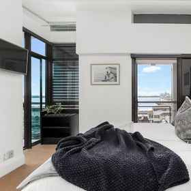 Room 1 Customs Street Apartments by Urban Rest, Takapuna Golf Course and Driving Range Hotels