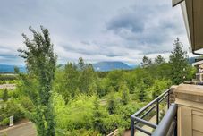 Others Snoqualmie Townhome w/ Balcony & Mountain Views!