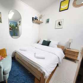 Room1Large 2 bedrooms house with parking,康tern飯店