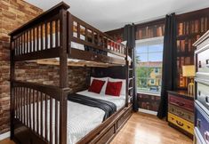 Others 7 3 Bed/2.5 Bath Perfect Family Home Bunk Beds 3 Bedroom Townhouse by RedAwning