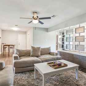 Primary image1Uptown Serenity Quiet Neighborhood 3 Bedroom Home by RedAwning,罗宾逊中心飯店