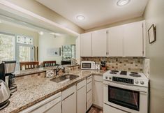 Others 3 82sw - Fireplace - W/d - Kitchen - Sleeps 4 2 Bedroom Condo by RedAwning