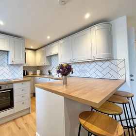 Primary image1Breathtaking Views on Historical Street- Central,Deviock公寓