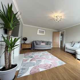 Primary image1Gorgeous Spacious Bungalow Serene Garden Parking,Deviock飯店