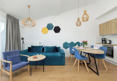其他 7 Blue and Yellow Apartment by Renters