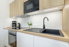 其他 5 Blue and Yellow Apartment by Renters