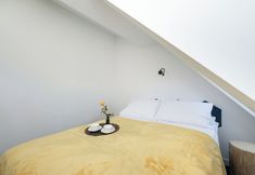 其他 3 Blue and Yellow Apartment by Renters